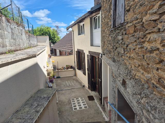 HAUTE VIENNE. COUSSAC BONNEVAL. Maison de village comprenant 3 chambres, un grand atelier, un garage et une vue imprenable depuis le jardin