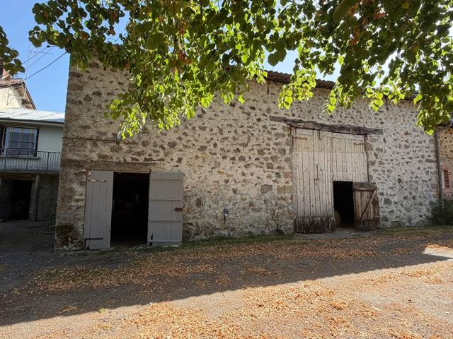 HAUTE VIENNE Ancienne ferme avec 6 hectares de terrain