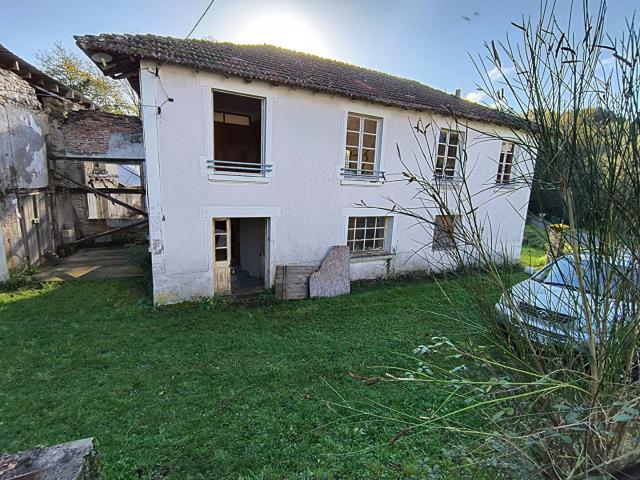 HAUTE VIENNE Nr Ambazac Ancien moulin, magasin, usine, 2 granges