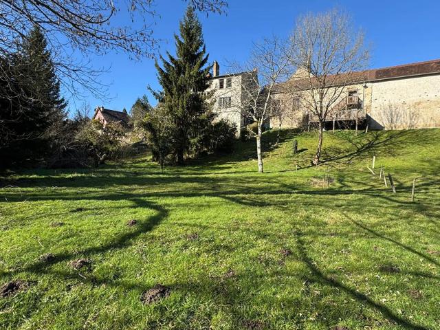 HAUTE VIENNE Belle petite maison en pierre au bord de l'eau