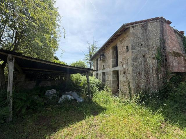 HAUTE VIENNE Grande ferme en pierre à rénover avec 3 granges et 1,3 hectare de terrain attenant