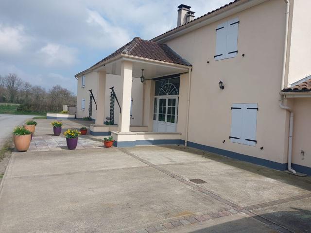Haute Vienne, Le Dorat, Superb Residence à La Campagne Avec 6 Chambres Et Piscine Interieur