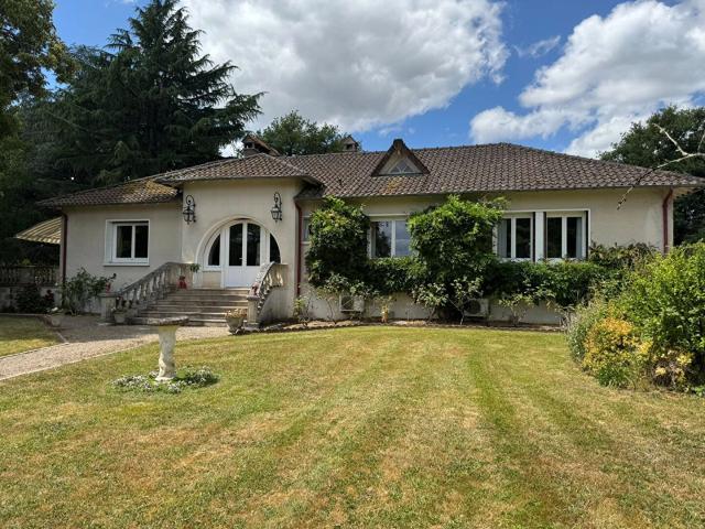 HAUTE VIENNE Magnifique propriété avec 4 chambres, une piscine et plus d'un hectare de terrain