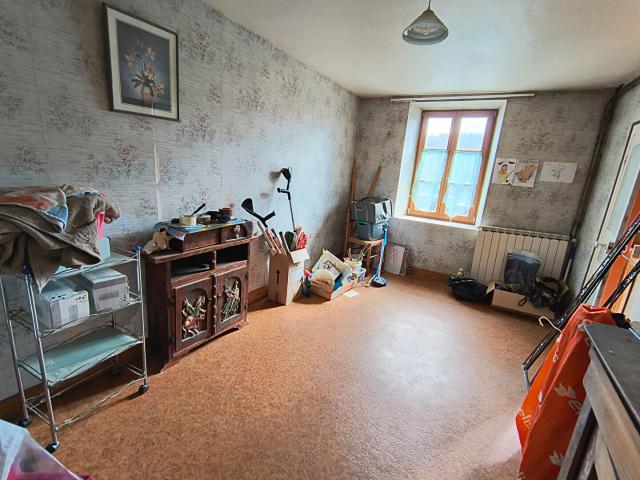 HAUTE VIENNE Pres Ambazac Maison jumelée de deux chambres à rénover, située dans un environnement calme