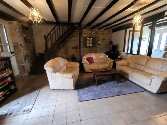 HAUTE VIENNE Nr Bessines Sur Gartempe Trois maisons et bois