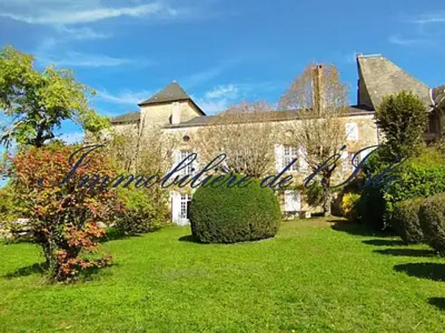 Hautefort 24390 Achat / Vente maison 15 pièces t15 piscine jardin