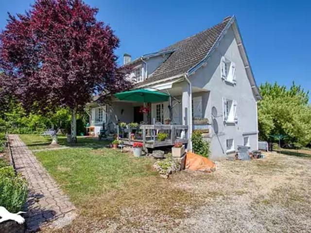 Hautefort 24390 Achat / Vente maison 6 pièces t6 au dernier étage parking