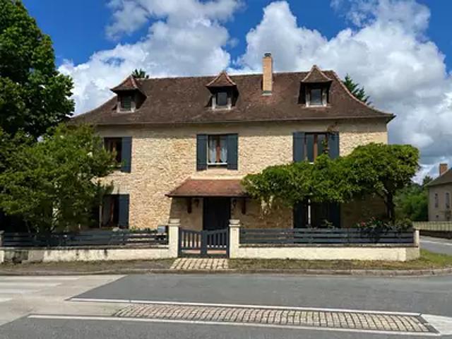 Hautefort 24390 Achat / Vente maison 8 pièces t8