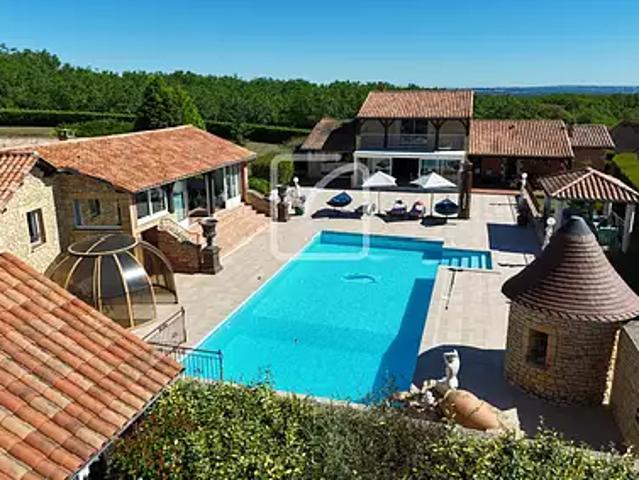 Hautefort 24390 Achat / Vente maison 9 pièces t9 piscine terrasse