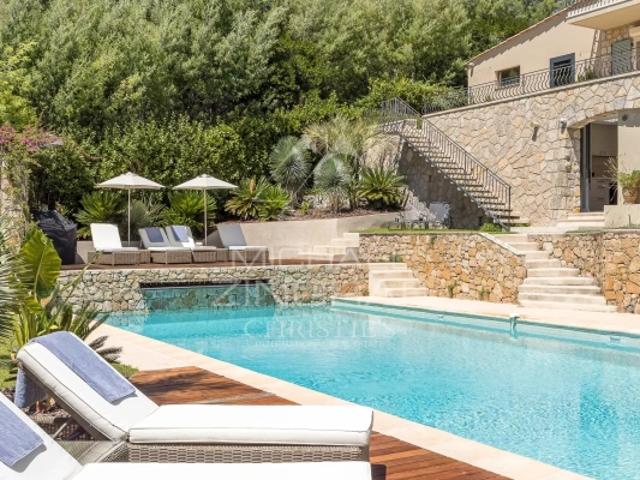 Hauteurs de Cannes Villa entiérement rénovée avec vue mer et montagne