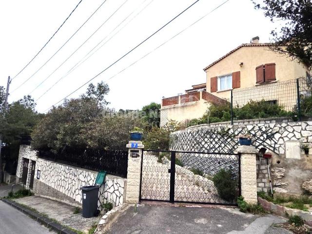 HAUTS DE L'ESTAQUE, calme et vue mer pour cette belle maison. 110m² Marseille 16ème