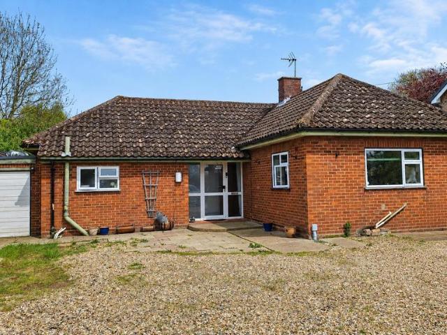 Haughley Road, Stowmarket IP14 2 bed detached bungalow to rent £1,250 pcm £288 pw