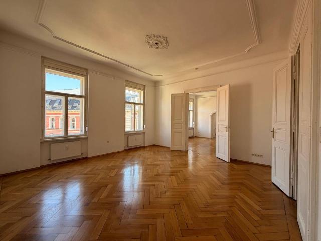 Hauptplatz. Altbau. Stadt genießen