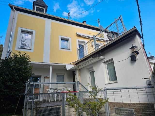 HAUS MIT 6 WOHNEINHEITEN, 2 TERRASSEN UND KELLER