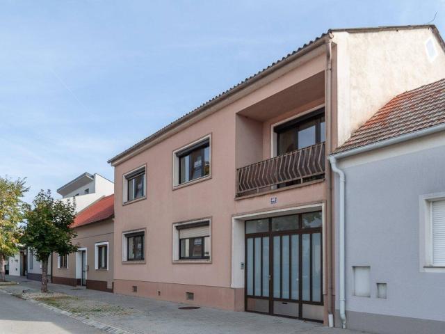Wohnhaus mit 107 m² Halle, Wirtschaftsgebäude & Hintauszufahrt – 890 m² Grundstück in Mönchhof