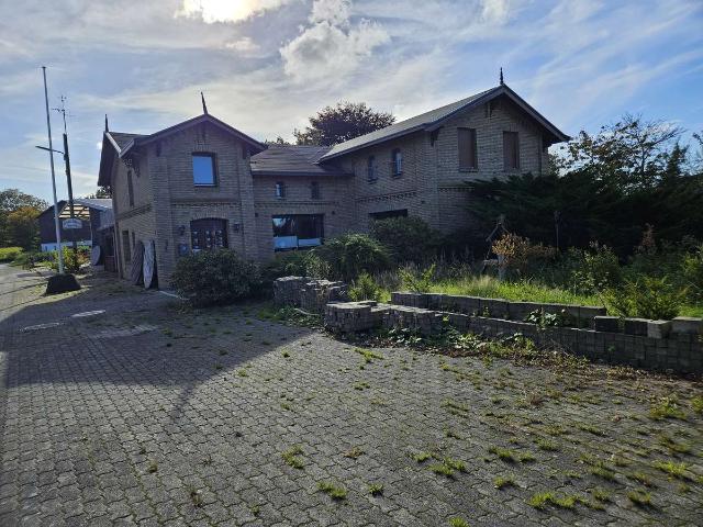 Haus mit 10 Zimmern und Werkstatt in Wrohm