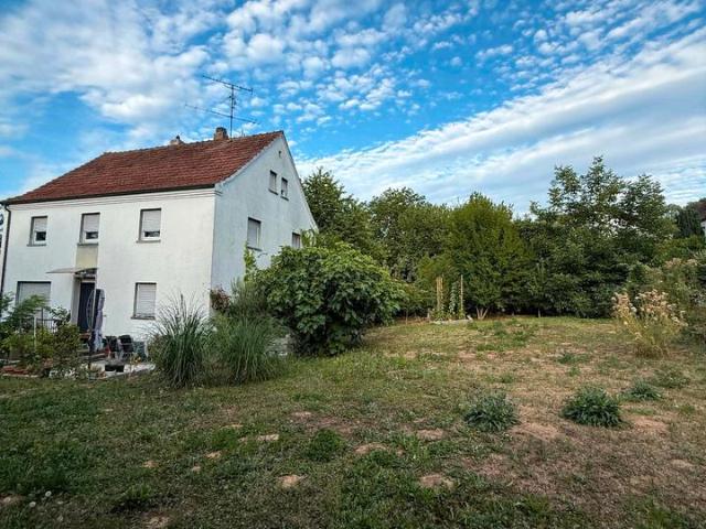Haus mit 2 Garagen und Grundstück für 2 DHH