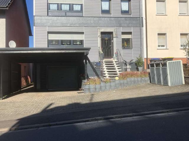 Haus mit 2 separaten Wohnungen, Carport, Garage und Garten