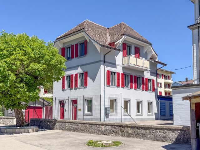 Haus mit 2 Wohnhäusern, 1 Gewerbefläche, 1 Garten und 1 Garage