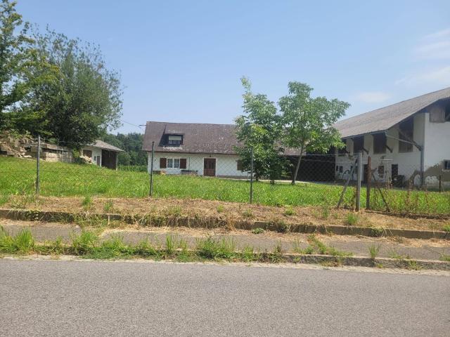 Haus mit Wirtschafts, und Stallgebäude umgeben von 21 000 M² Grund