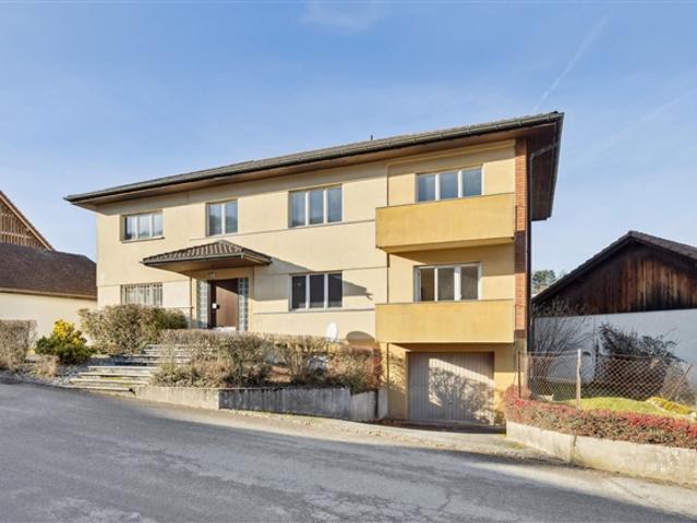 Haus mit zwei Wohnungen und großem Transformationspotenzial