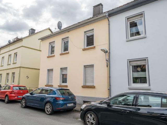 Haus mit zwei Wohnungen, Garten und Entwicklungspotenzial