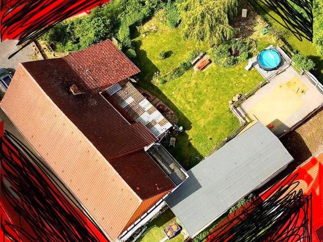 Haus mit zwei Wohnbereichen und Pferdestall in ruhiger Lage
