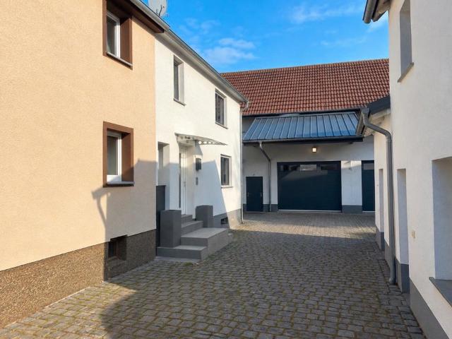 Haus mit Anbau und Werkstatt