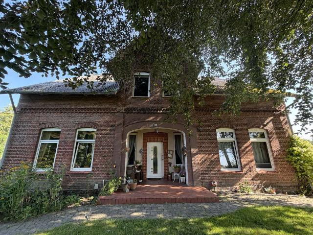 Haus mit Charakter! Großes ehemaliges Bauernhaus auf Traumgrundstück, mit eigenem Tannenwald