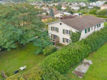 Haus mit drei Wohnungen und Baugrundstück