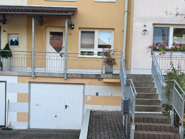 Haus mit Einliegerwohnung, Balkon, Terrasse und kleinem Garten