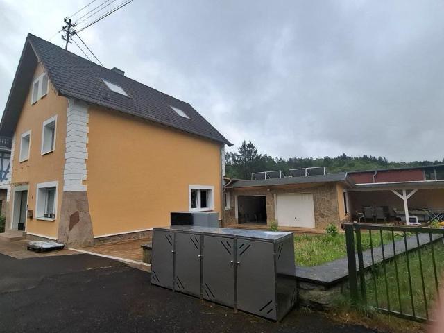 Haus mit Einliegerwohnung und 2 Hallen