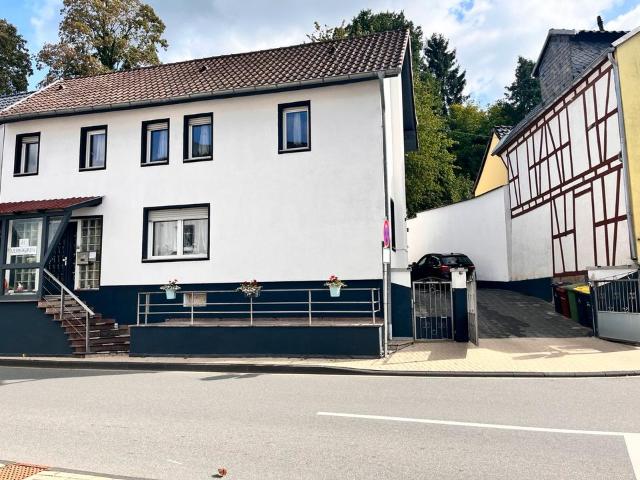 Haus mit Einliegerwohnung und Garage