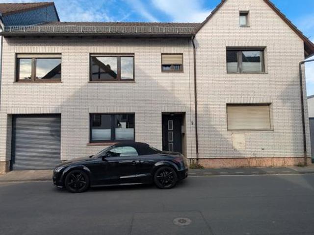 Haus mit Garten und Garage, sofort verfügbar