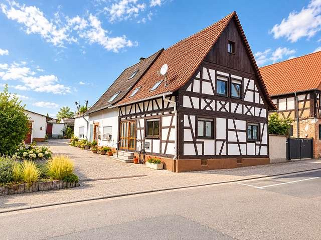 Haus mit Garage, Freisitz und Werkstatt