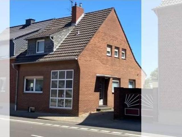 Haus mit Garage und großem Garten