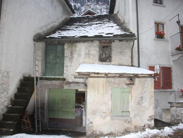 Haus mit Garage zum Ausbauen / Gebäude mit Garage zum Renovieren