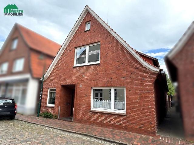 Haus mit Geschichte und viel Potenzial – Einfamilienhaus mit Nebengebäude und großem Grundstück in H