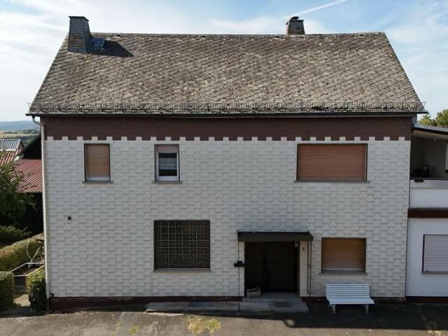 Haus mit großem Grundstück und 2 Scheunen
