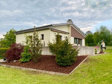 Haus mit großem Privatgarten und Terrasse in Coeuve