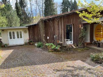 Haus mit großen Gartengrundstück am Bach