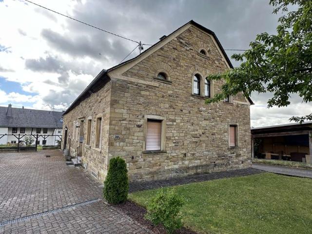 Haus mit großer Scheune und Hof