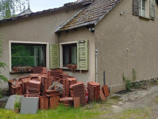 Haus mit grosser Scheune und weitläufigem Garten