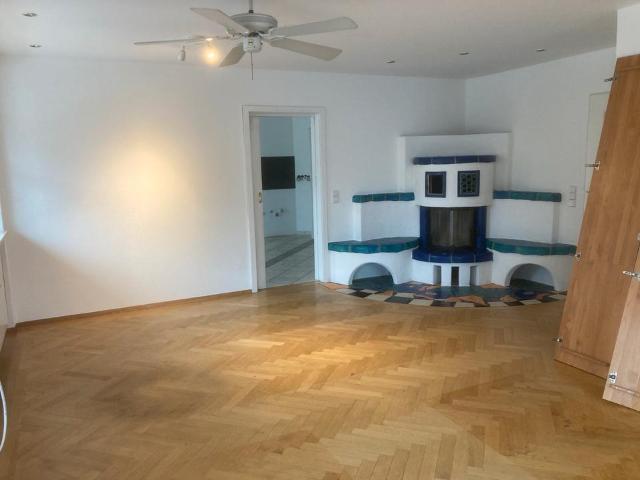 Haus mit großer Wohnung und Halle