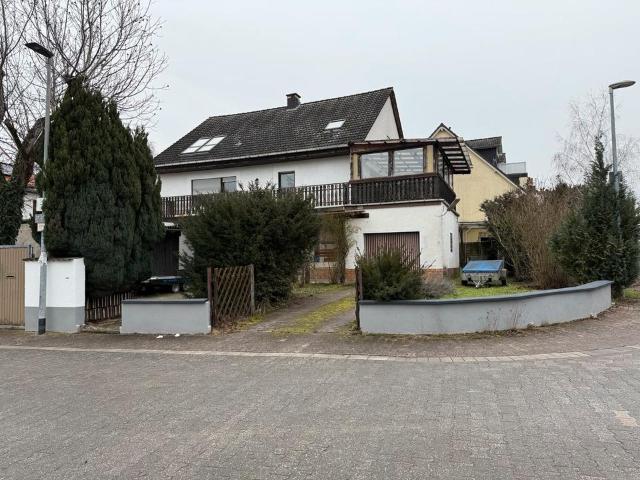 Haus mit Halle und weiteren Ausbaumöglichkeiten