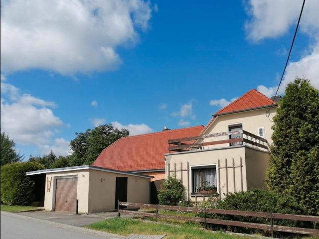Haus mit Nebengebäude und großem Garten