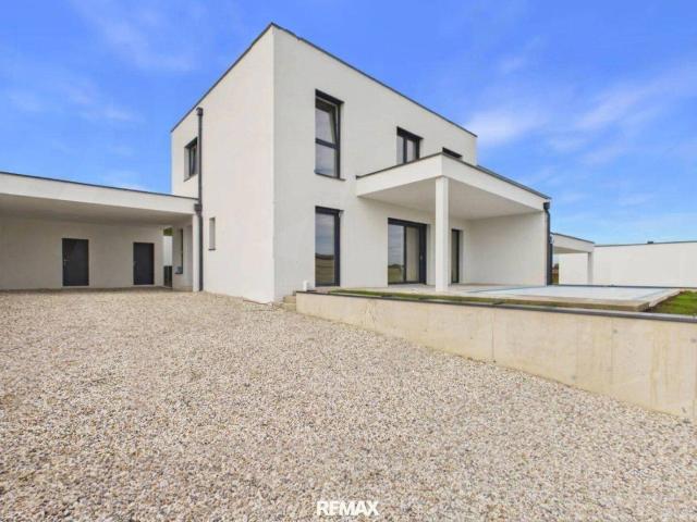 Moderne Doppelhaushälfte in Herzogsdorf mit Pool, Kamin & Carport – Erstbezug!