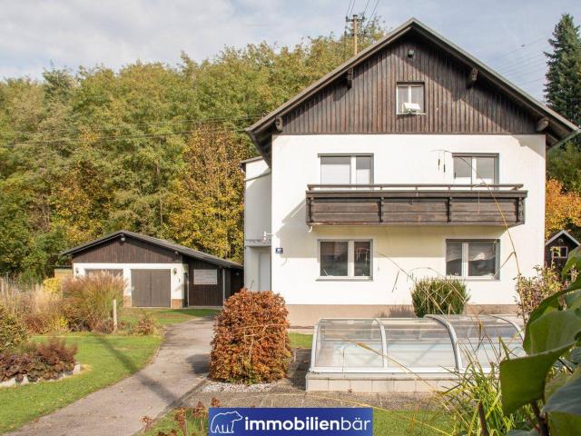 Solides Platzwunder mit Pool nur 500m vom Zentrum entfernt / Grundfläche 1.296 m² / Ziegeldoppelgarage mit Lagerraum