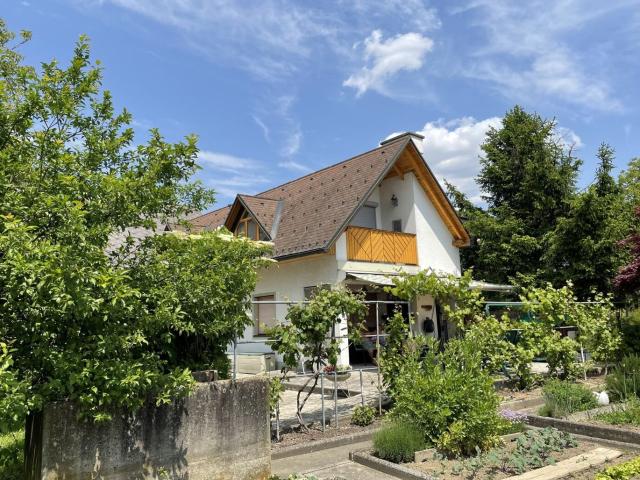 Haus mit Pool in Sonnendurchfluteten Garten zu Verkaufen!