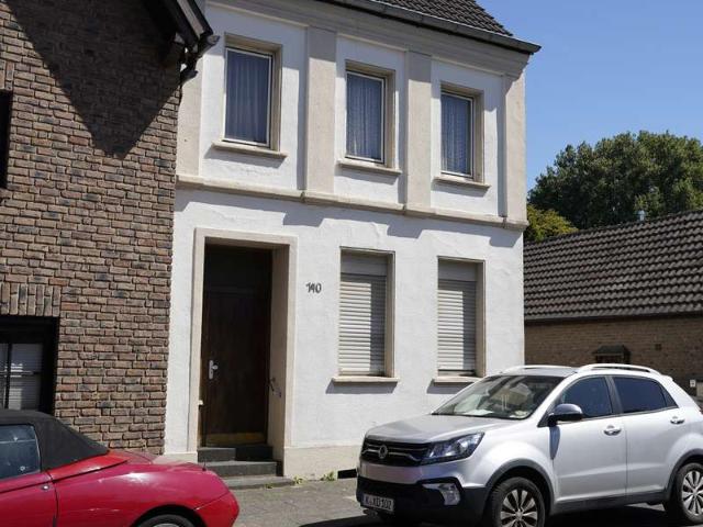 Haus mit Rheinlage und großem Grundstück in Merkenich